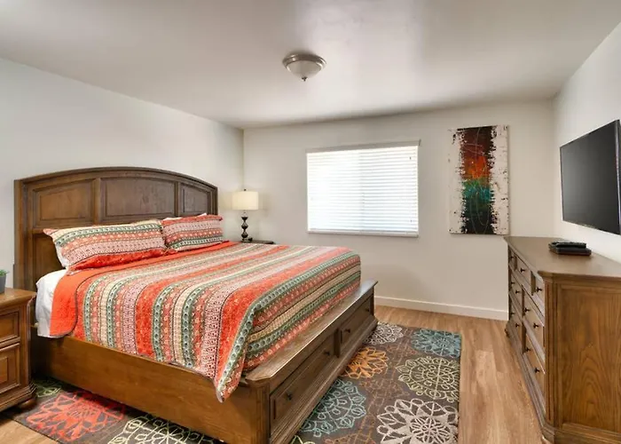 6B Cozy Moab Redcliff Condo, Pool & Hot Tub